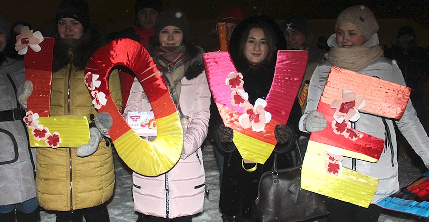 14 февраля в небо над Кумертау поднялись десятки цветных фонариков
